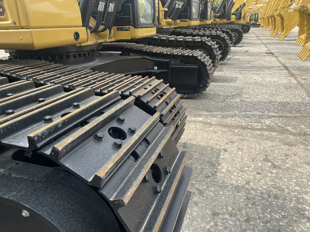 Steel track undercarriage fitted to a hydraulic excavator