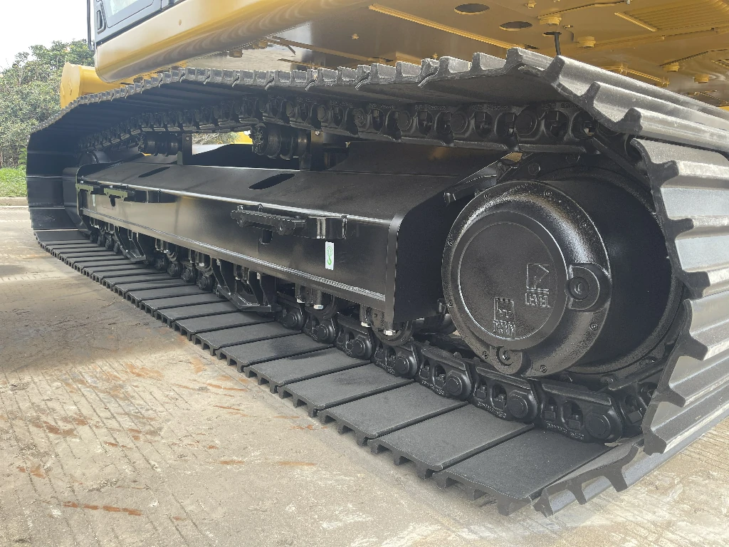 Travel gearbox and track chain detail